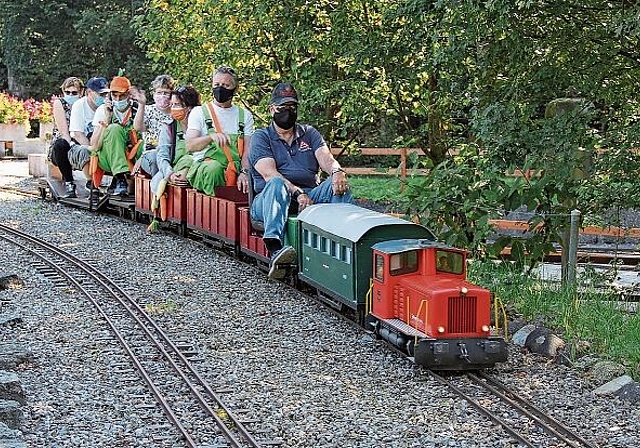 Vergnügliche Momente geschenkt bekommen: Mitglieder des Vereins Freizeittreff Aargau geniessen die Fahrt mit der Gartenbahn. Foto: Alfred Gassmann