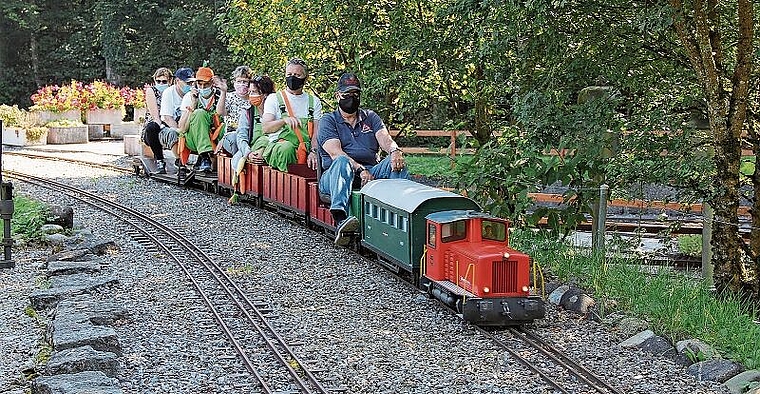 Vergnügliche Momente geschenkt bekommen: Mitglieder des Vereins Freizeittreff Aargau geniessen die Fahrt mit der Gartenbahn. Foto: Alfred Gassmann