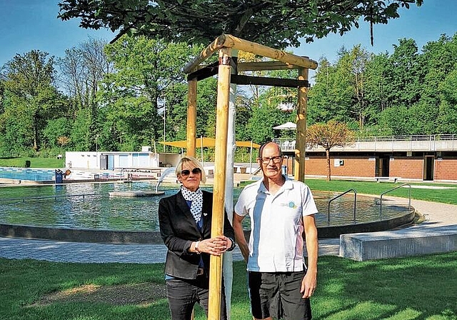 Bereit für die Badigäste: Elisabeth Steiner (neue Leiterin Badirestaurant) und Chefbadmeister Christof Hübscher unter einer der fünf neuen Schirmbuchen. Foto: Fritz Thut