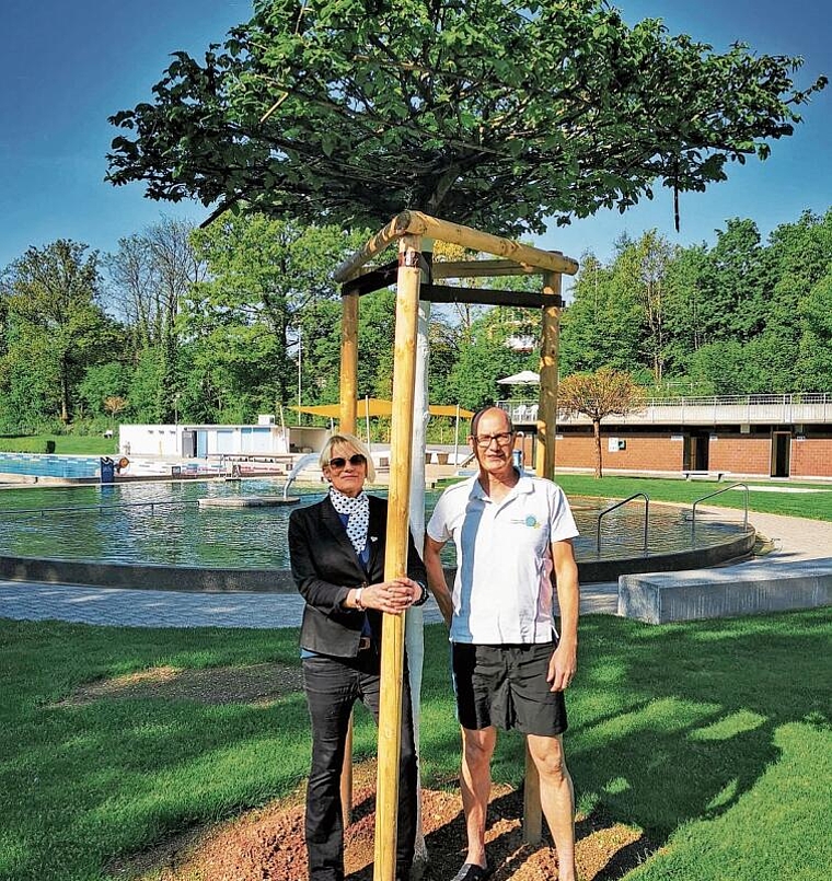 Bereit für die Badigäste: Elisabeth Steiner (neue Leiterin Badirestaurant) und Chefbadmeister Christof Hübscher unter einer der fünf neuen Schirmbuchen. Foto: Fritz Thut