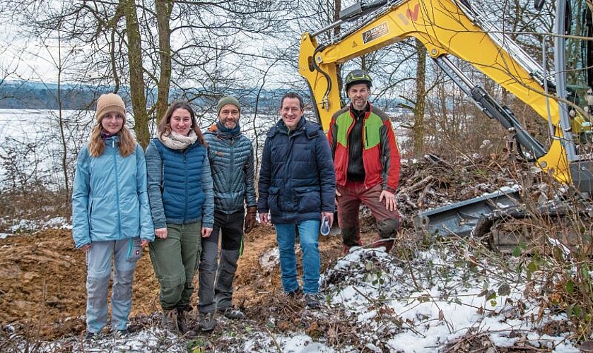 Projekt Gelbbauchunke gestartet: Laura Rieder und Tabea Haupt (Pro Natura), Gemeinderat Stefan Säuberli, Matthias Betsche und Forstwart Peter Huber freuen sich auf Leben in den Tümpeln.Foto: Peter Winkelmann