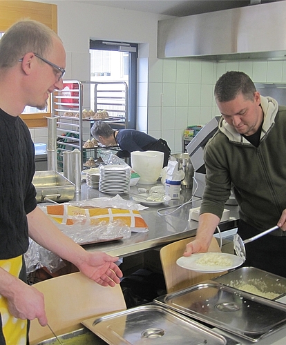 Geschäftiges Treiben in der Küche und im Essensbereich vom Missionsbazar in Leutwil. (zvg)