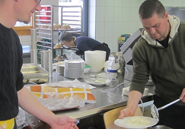 Geschäftiges Treiben in der Küche und im Essensbereich vom Missionsbazar in Leutwil. (zvg)