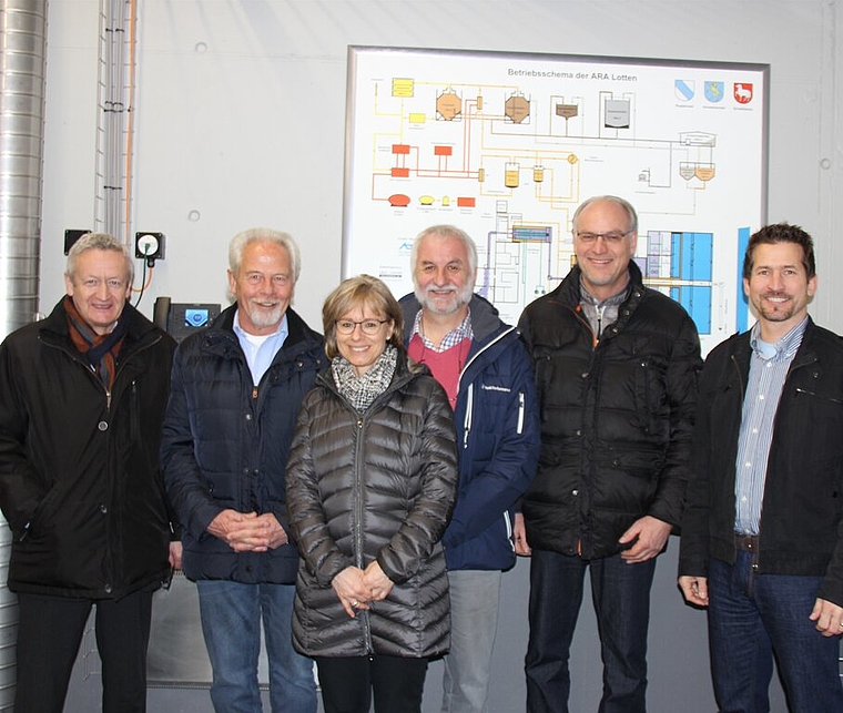 Verdient: Das neue Gremium des Abwasserverbandes Lotten verabschiedet sich von Franz Bitterli (2. von links). Foto: Alfred Gassmann