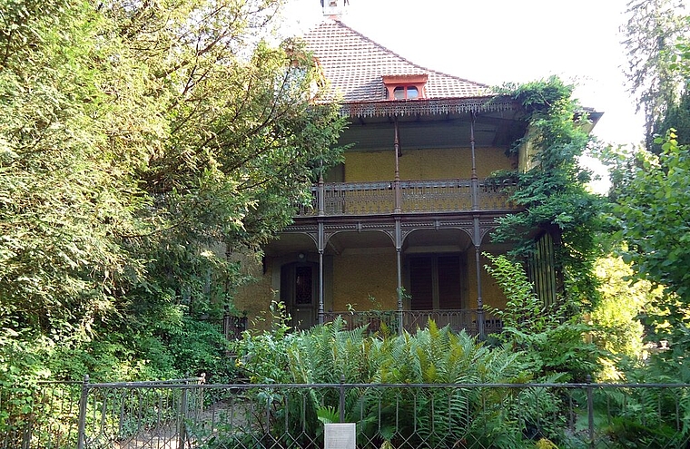 Soll verkauft werden: Das Haus Sonnenberg, in dem der Lenzburger Universalkünstler Peter Mieg gelebt hatte. Foto: Fritz Thut