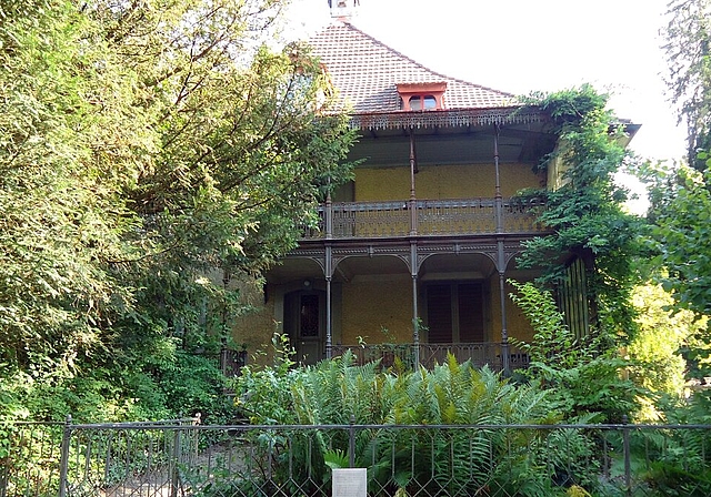 Soll verkauft werden: Das Haus Sonnenberg, in dem der Lenzburger Universalkünstler Peter Mieg gelebt hatte. Foto: Fritz Thut
