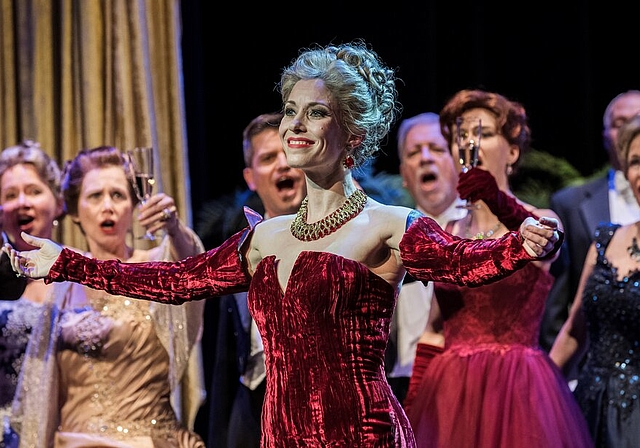 <em>Der strahlende Mittelpunkt: </em>Andrea Hofstetter singt die Rolle der Angèle Didier in «Der Graf von Luxemburg» an der Operette Sursee. Foto: Roberto Conciatori
