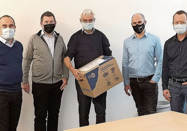 Terminplan eingehalten: Stefan Ruoff und Hans Schürch (beide rechts) von der Frutiger GU übergeben die Baugesuchsunterlagen an die Gemeinde. Foto: zvg