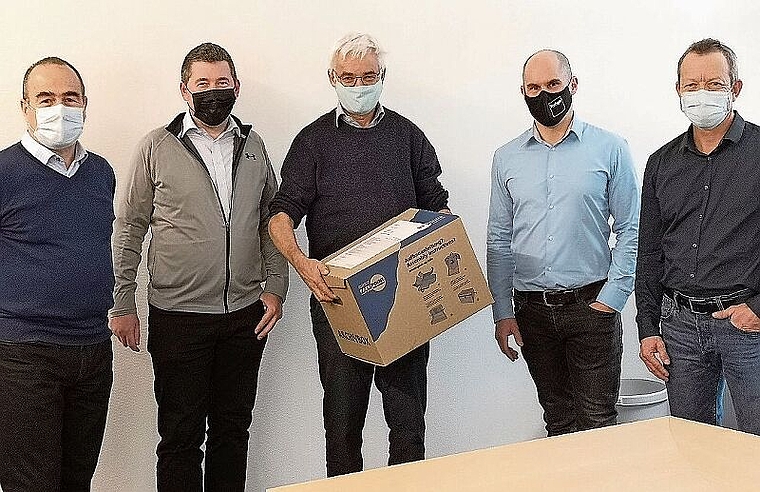 Terminplan eingehalten: Stefan Ruoff und Hans Schürch (beide rechts) von der Frutiger GU übergeben die Baugesuchsunterlagen an die Gemeinde. Foto: zvg