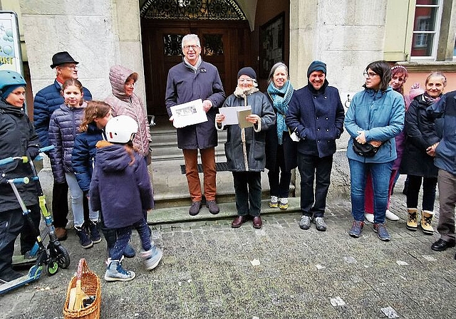 65 Unterschriften: Vor dem Rathaus wurde die Friedhoftor-Petition an Stadtammann Daniel Mosimann übergeben. Foto: Fritz Thut
