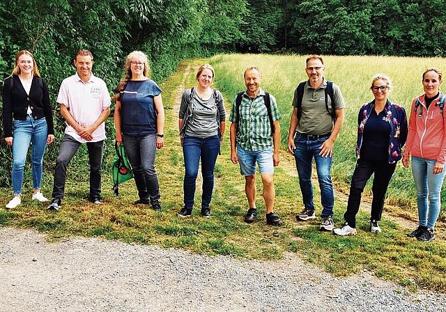 Gemeinsam Grenzen überwunden und an der unsichtbaren Kantonsgrenze posiert: Die KEK-E-Bike-Gruppe mit Vera Büchel (Seetaltourismus), Ueli Haller (KEK, Gemeindepräsident Meisterschwanden), Gabi Lauper Richner (KEK, Präsidentin Begleitgruppe), Andr