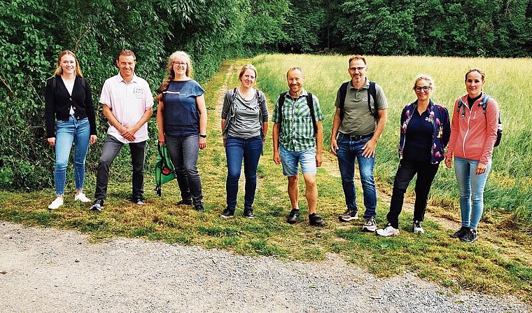 Gemeinsam Grenzen überwunden und an der unsichtbaren Kantonsgrenze posiert: Die KEK-E-Bike-Gruppe mit Vera Büchel (Seetaltourismus), Ueli Haller (KEK, Gemeindepräsident Meisterschwanden), Gabi Lauper Richner (KEK, Präsidentin Begleitgruppe), Andr