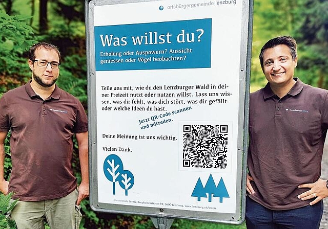 Suchen Meinungen der Waldnutzer: Stadtoberförster Matthias Ott und Vizeammann Andreas Schmid neben einem Plakat. Foto: Fritz Thut