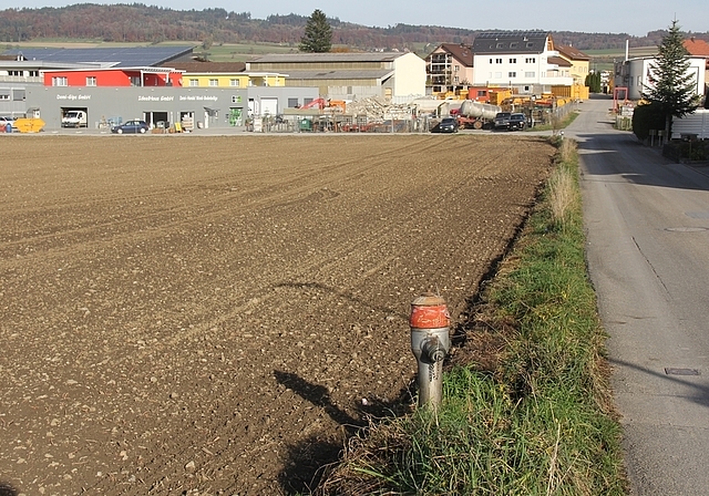 Chance für den Grenzbach: Wird ins Kulturland verlegt und entlang der Gras-narbe der Mühlematt offen und naturnah geführt. (AG)
