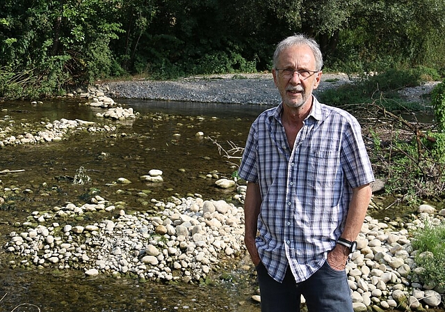 <em>Der Wasserstand der Bünz ist tief und das Wasser verschlammt: </em>Beides nimmt den Fischen den Sauerstoff. Pächter an der Bünz, Roland Herrigel, sorgt sich um die Fische. Foto: Melanie Solloso