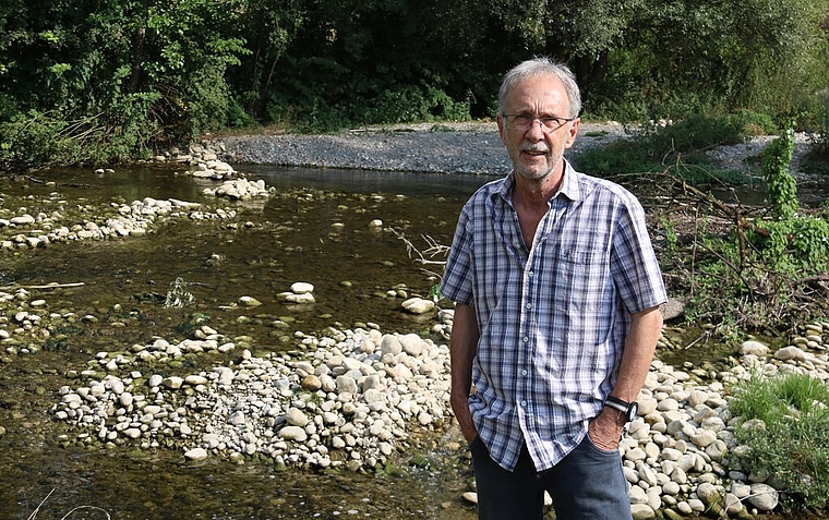 <em>Der Wasserstand der Bünz ist tief und das Wasser verschlammt: </em>Beides nimmt den Fischen den Sauerstoff. Pächter an der Bünz, Roland Herrigel, sorgt sich um die Fische. Foto: Melanie Solloso