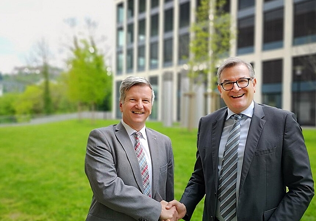 <em>Gutes Einvernehmen: </em>GastroAargau-Präsident Bruno Lustenberger und Realit-Geschäftsführer Philipp Gloor vor dem künftigen Sitz und Ausbildungszentrum von GastroAargau im Quartier «Im Lenz». Foto: Fritz Thut