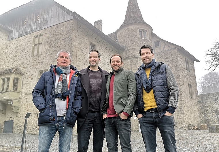 <em>Die Verantwortlichen von «De Ring vo Hallwyl» im Jahr 2022:</em> Jürgen Sahli (Vorstandssprecher), Simon Eichenberger (Regie), Hannes Muik (Co-Regie) und Andi Fey (Präsident) im Schlosshof. Foto: Fritz Thut