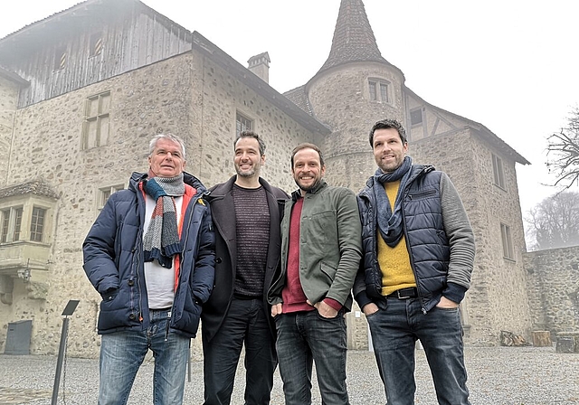 <em>Die Verantwortlichen von «De Ring vo Hallwyl» im Jahr 2022:</em> Jürgen Sahli (Vorstandssprecher), Simon Eichenberger (Regie), Hannes Muik (Co-Regie) und Andi Fey (Präsident) im Schlosshof. Foto: Fritz Thut