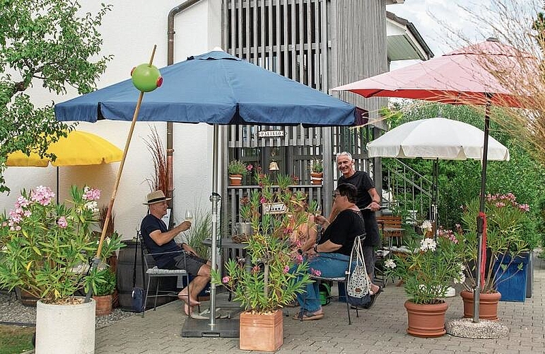 Besenbeiz ist geöffnet: Sind der Besen und der Zahnstocher am Strassenrand aufgesetzt, ist das Palillo offen. Foto: Peter Winkelmann