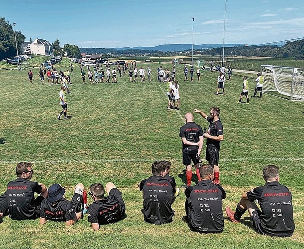 Viel Betrieb: Bis zu sechs Teams waren am Hallwiler Turnier gleichzeitig aktiv. Foto: Andreas Walker