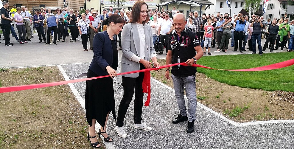 Banddurchschnitt: Gemeindepräsidentin Ruth Imholz Strinati, Tanja Gutmann, Brunnenbauer Stefan Baur.
