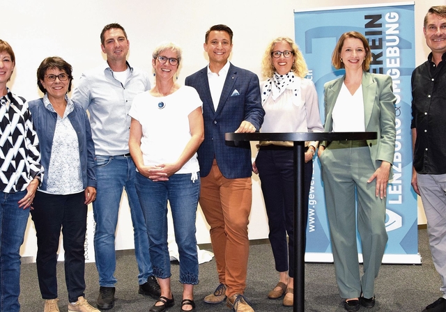 Podium mit Lea Grossmann (Präsidentin Gewerbeverein), Ruth Steiner (Moderatorin), Sven Ammann (FDP), Beatrice Taubert-Baldinger (SP), Andreas Schmid (FDP), Barbara Portmann-Müller (GLP), Christina Bachmann-Roth (Die Mitte), Thomas Schär (SP).Foto: