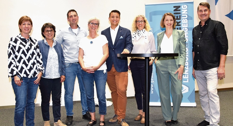 Podium mit Lea Grossmann (Präsidentin Gewerbeverein), Ruth Steiner (Moderatorin), Sven Ammann (FDP), Beatrice Taubert-Baldinger (SP), Andreas Schmid (FDP), Barbara Portmann-Müller (GLP), Christina Bachmann-Roth (Die Mitte), Thomas Schär (SP).Foto: