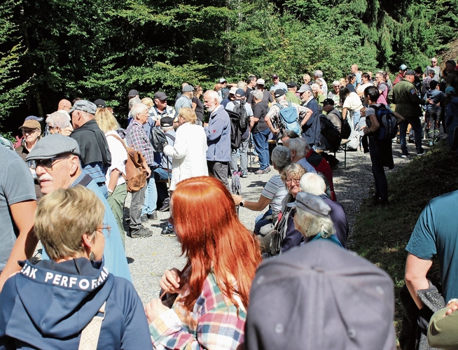 Grosser Andrang am Seoner Waldumgang. 400 Personen sind erschienen.Foto: Alexander Studer