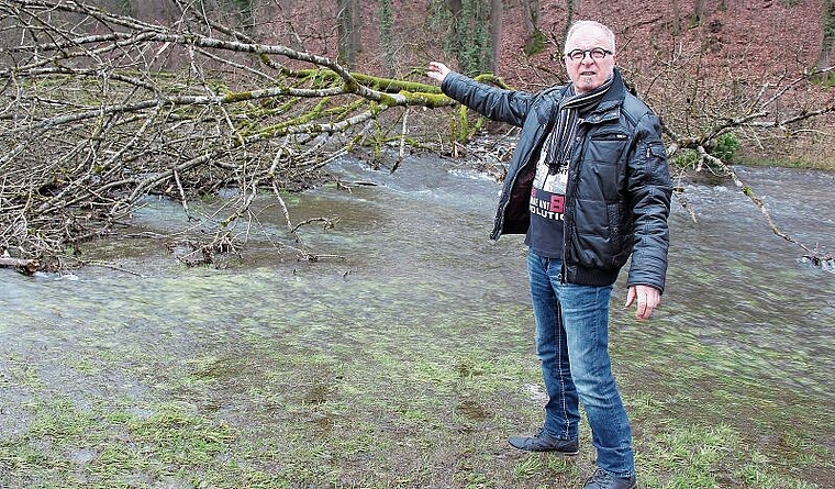 Bekam nasse Füsse: Gemeinderat Toni Grob in der überschwemmten Aabachmatte. Foto: Alfred Gassmann