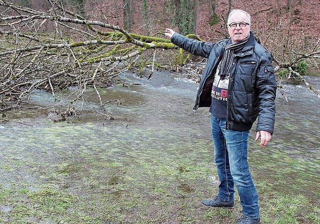 Bekam nasse Füsse: Gemeinderat Toni Grob in der überschwemmten Aabachmatte. Foto: Alfred Gassmann