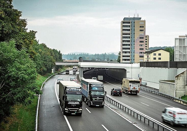 Nicht alle befürworten den Ausbau auf sechs Spuren: Autobahn A1 in Lenzburg. Foto: Chris Iseli