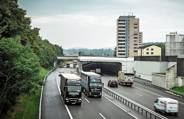 Nicht alle befürworten den Ausbau auf sechs Spuren: Autobahn A1 in Lenzburg. Foto: Chris Iseli