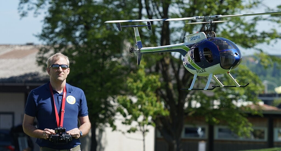 <em>Virtuosen an der Fernbedienung:</em> Simon Ruzicka präsentiert seinen Helikopter.
