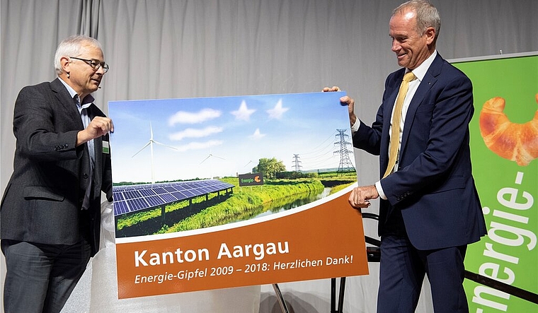 <em>Eine speziell gestaltete Tourismustafel zum Abschied:</em> Werner Leuthard, Abteilungsleiter Energie im kantonalen Departement Bau, Verkehr und Umwelt, überreicht Energie-Gipfel-Initiant und -Organisator Dieter Schäfer ein originelles Geschenk.
