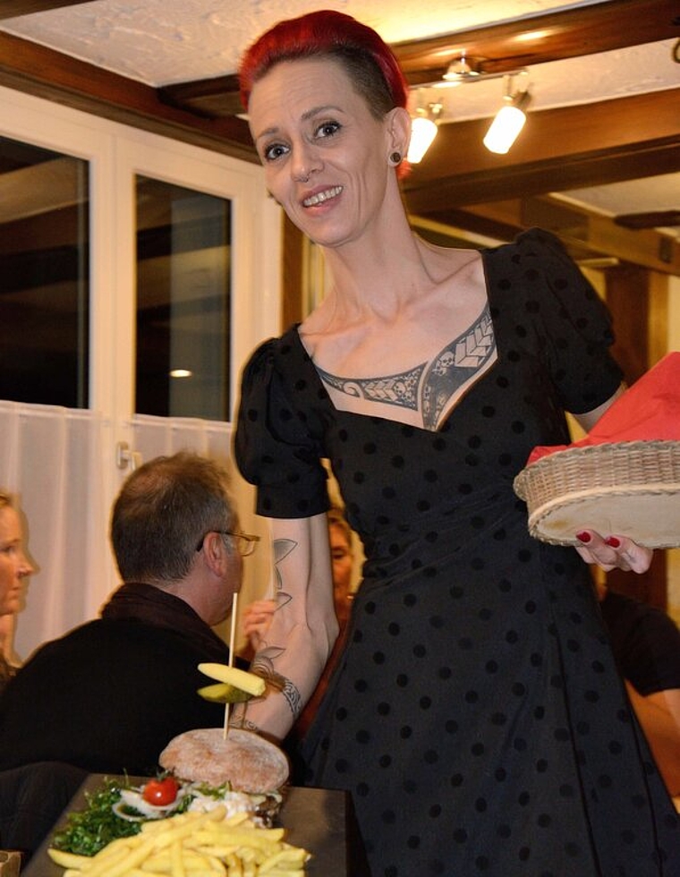 <em>Ein Augen- und Gaumenschmaus: </em>Tanja Mattle serviert einen Burger. Foto: zvg