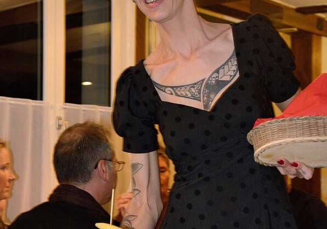 <em>Ein Augen- und Gaumenschmaus: </em>Tanja Mattle serviert einen Burger. Foto: zvg