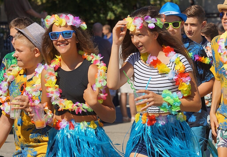 <em>Mit Blumenkette und Sonnenbrille:</em> Die Bez 1b machte auf dem Weg nach Hawaii noch rasch in Fahrwangen halt. Fotos: Ruedi Burkart
