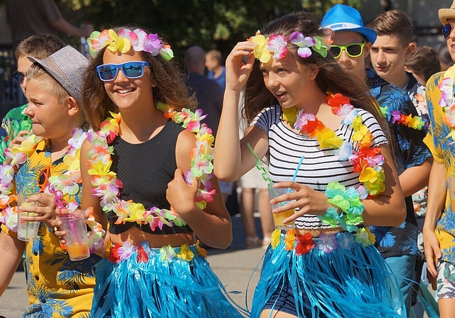 <em>Mit Blumenkette und Sonnenbrille:</em> Die Bez 1b machte auf dem Weg nach Hawaii noch rasch in Fahrwangen halt. Fotos: Ruedi Burkart
