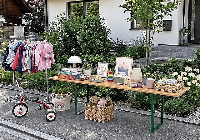 Beim ersten Hendschiker Dorf-Flohmarkt werden gebrauchte Sachen direkt vor dem eigenen Haus, in Garagen, Gärten oder auf Vorplätzen angeboten.Foto: zvg 