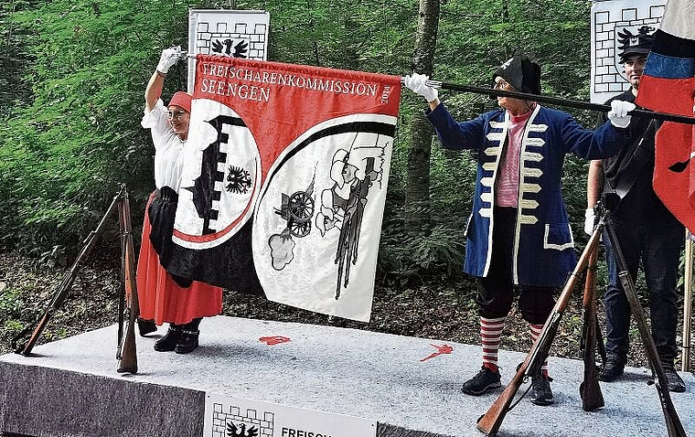 Feierliche Enthüllung: Gotte Jolanda Holliger und Götti Brecht Fischer präsentieren die Fahne der Freischarenkommission Seengen. Foto: Fritz Thut