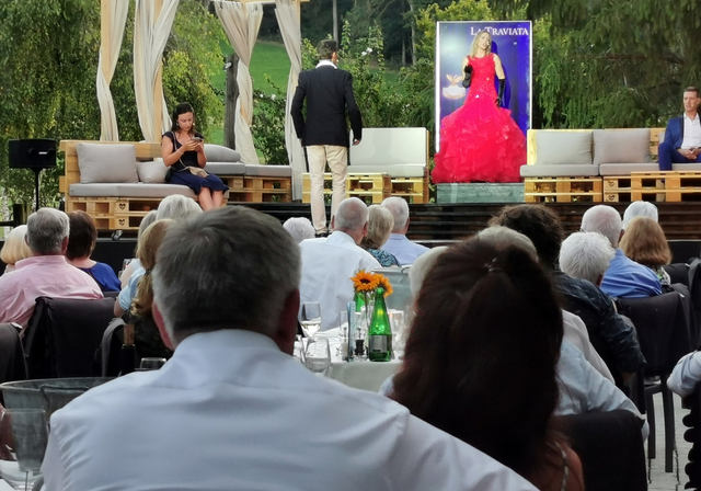 Es funkt: Kulturminister Alex Hürzeler und Gattin verfolgen im Publikum ein Duett mit Daniel Zihlmann und Andrea Hofstetter. Foto: Fritz Thut
