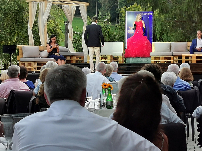 Es funkt: Kulturminister Alex Hürzeler und Gattin verfolgen im Publikum ein Duett mit Daniel Zihlmann und Andrea Hofstetter. Foto: Fritz Thut
