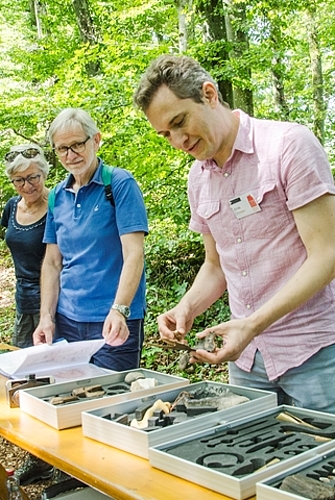 Funde aus der Bronzezeit: Christian Maise (li) und Jonas Christen (re) erklärten den Besuchern die gefundenen Utensilien. Funde aus der Bronzezeit: Christian Maise (li) und Jonas Christen (re) erklärten den Besuchern die gefundenen Utensilien.