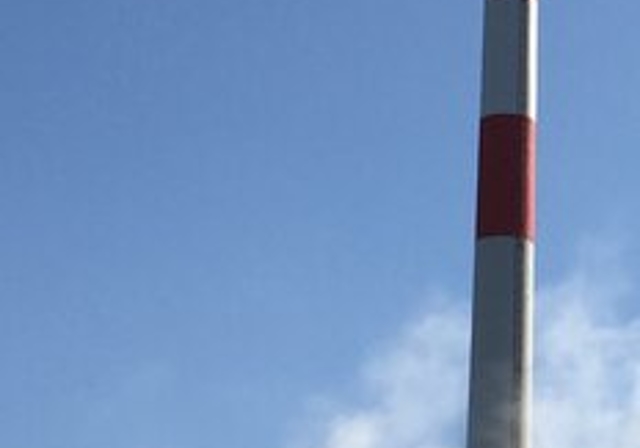 Oben ohne, unten mit: Aus dem Kamin kommt kein Dampf mehr, dafür aus den Kühltürmen der neuen Wärmerückgewinnungs-Anlage bei den Ju- ra-Cement-Fabriken. Foto: zvg