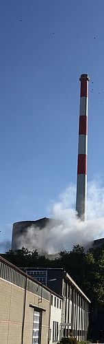 Oben ohne, unten mit: Aus dem Kamin kommt kein Dampf mehr, dafür aus den Kühltürmen der neuen Wärmerückgewinnungs-Anlage bei den Ju- ra-Cement-Fabriken. Foto: zvg Oben ohne, unten mit: Aus dem Kamin kommt kein Dampf mehr, dafür aus den Kühltürmen der neuen Wärmerückgewinnungs-Anlage bei den Ju- ra-Cement-Fabriken. Foto: zvg
