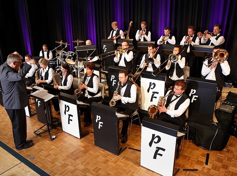 <em>Am 18. Oktober letztmals musikalischer Leiter:</em> Hans Peter Brunner vor der Pig-Farmers-Big-Band. Foto: zvg