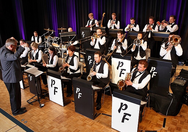 <em>Am 18. Oktober letztmals musikalischer Leiter:</em> Hans Peter Brunner vor der Pig-Farmers-Big-Band. Foto: zvg