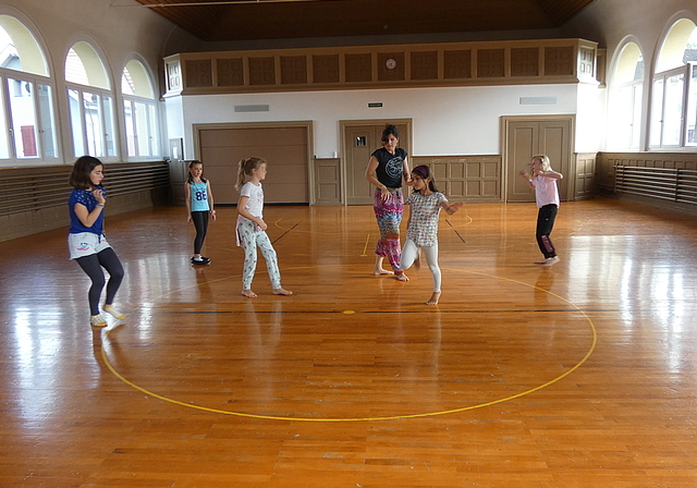 Freude an der Bewegung: Jedes Kind drückt sich beim «Chribbel Zappel Tanz» von Andrea Naayer auf seine Art aus. Foto: Pia Weber