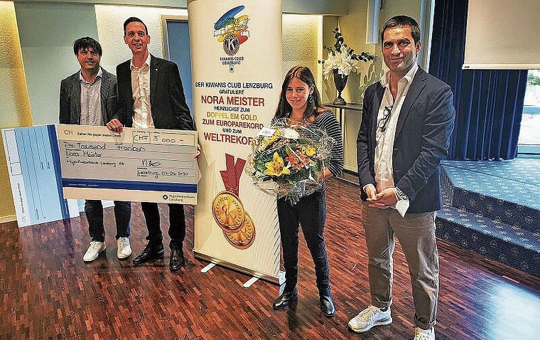 Blumen, Gutscheine und Scheck: Moritz Gnehm (Programmchef Kiwanis-Club Lenzburg), Roger Brechbühl (Hypi-Geschäftsleitungsmitglied), Behindertensportlerin Nora Meister und Stephan Bauer (Präsident Kiwanis-Club Lenzburg) bei der Ehrung. Foto: Fritz 